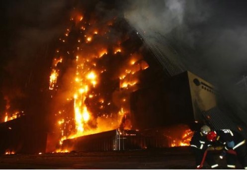 Fire literally consumes the Mandarin Hotel in Beijing with no collapse.